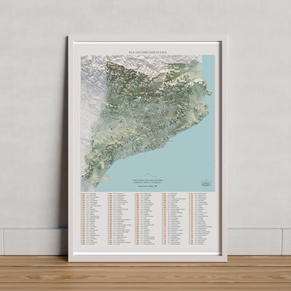 Mapa de las 150 cimas esenciales, estilo cartográfico, 50 × 70 cm. Lámina en un marco claro apoyado sobre madera. Marco no incluido.