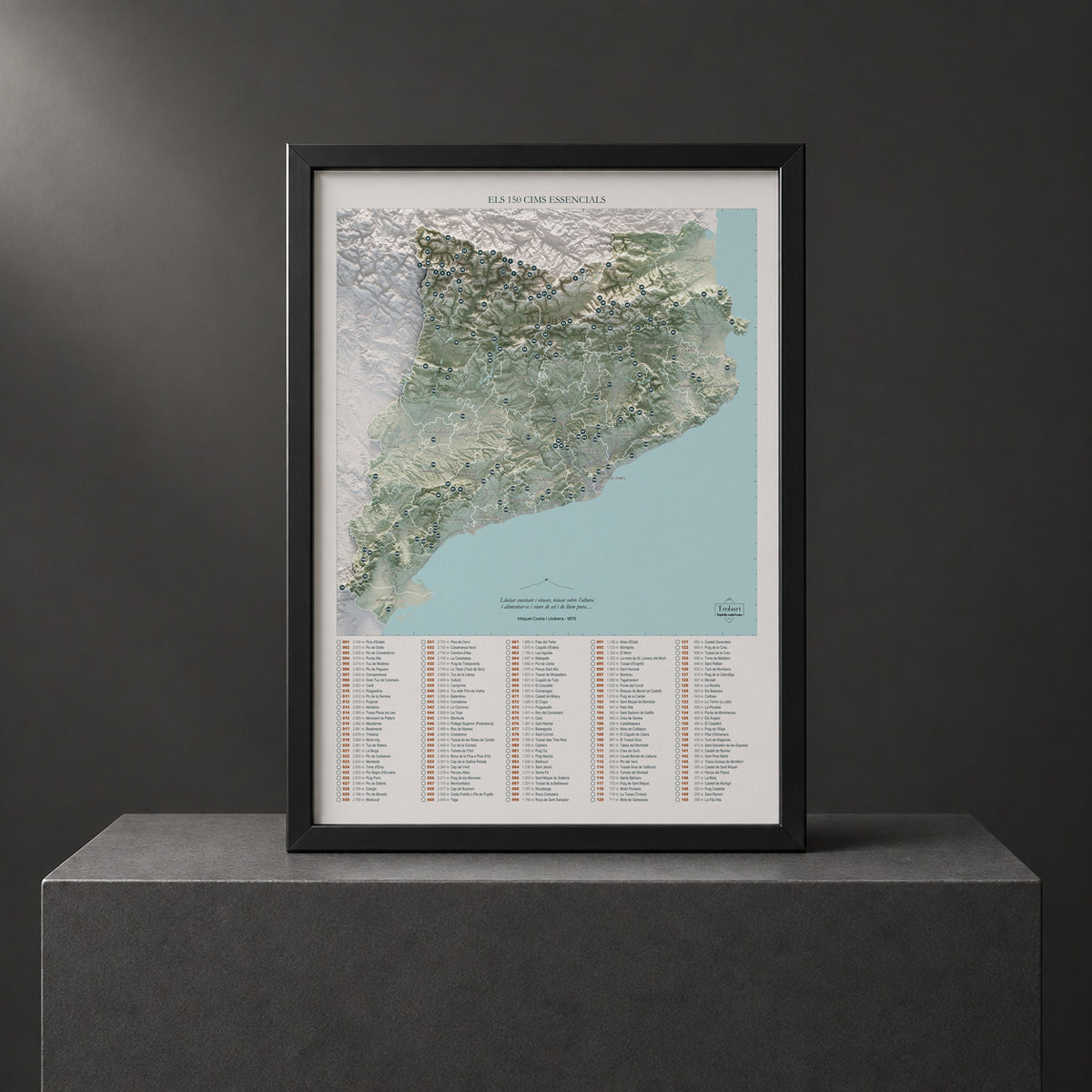 Mapa de las 150 cimas esenciales, estilo cartográfico, 50 × 70 cm. Lámina enmarcada en negro sobre un pedestal. Marco no incluido.