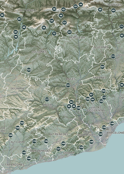 Mapa de las 150 cimas esenciales, estilo cartográfico, 50 × 70 cm. Detalle de las sierras, las cimas numeradas y las comarcas del centro del mapa.