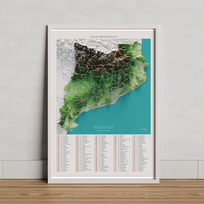 Mapa de las 150 cimas esenciales, colores clásicos, 50 × 70 cm. Lámina en un marco claro apoyado sobre madera. Marco no incluido.
