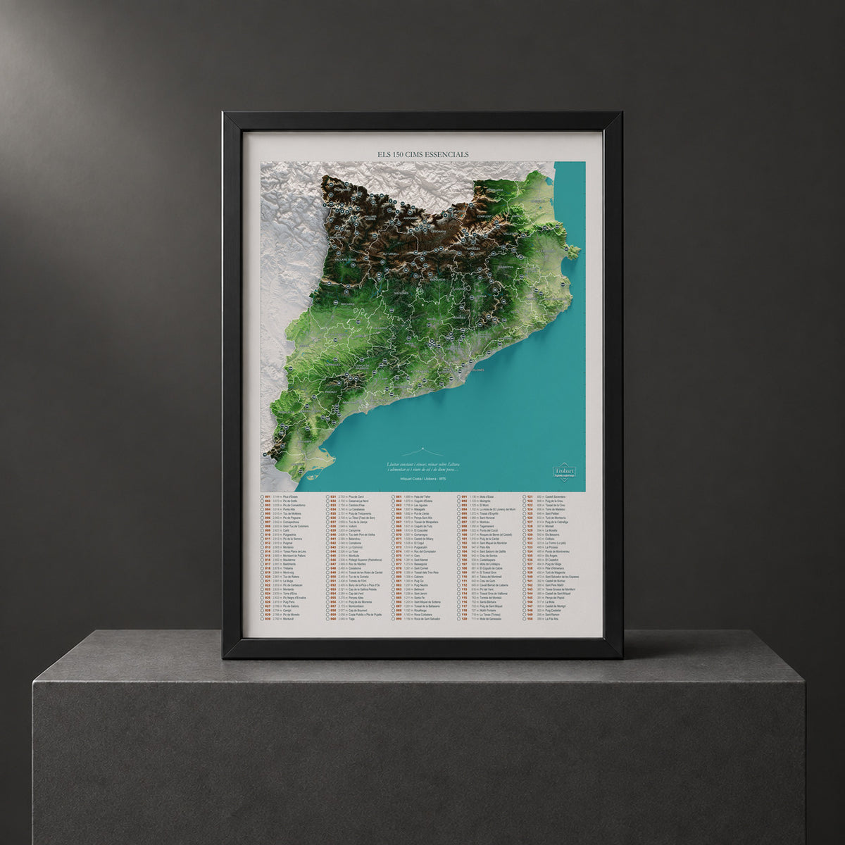 Mapa de las 150 cimas esenciales, colores clásicos, 50 × 70 cm. Lámina enmarcada en negro sobre un pedestal. Marco no incluido.