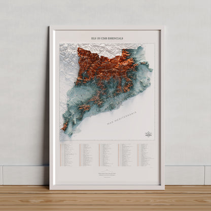 Mapa de las 150 cimas esenciales, contrastado, 61 × 91 cm. Lámina en un marco claro apoyado sobre madera. Marco no incluido.