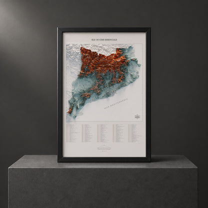 Mapa de las 150 cimas esenciales, contrastado, 61 × 91 cm. Lámina enmarcada en negro sobre un pedestal. Marco no incluido.
