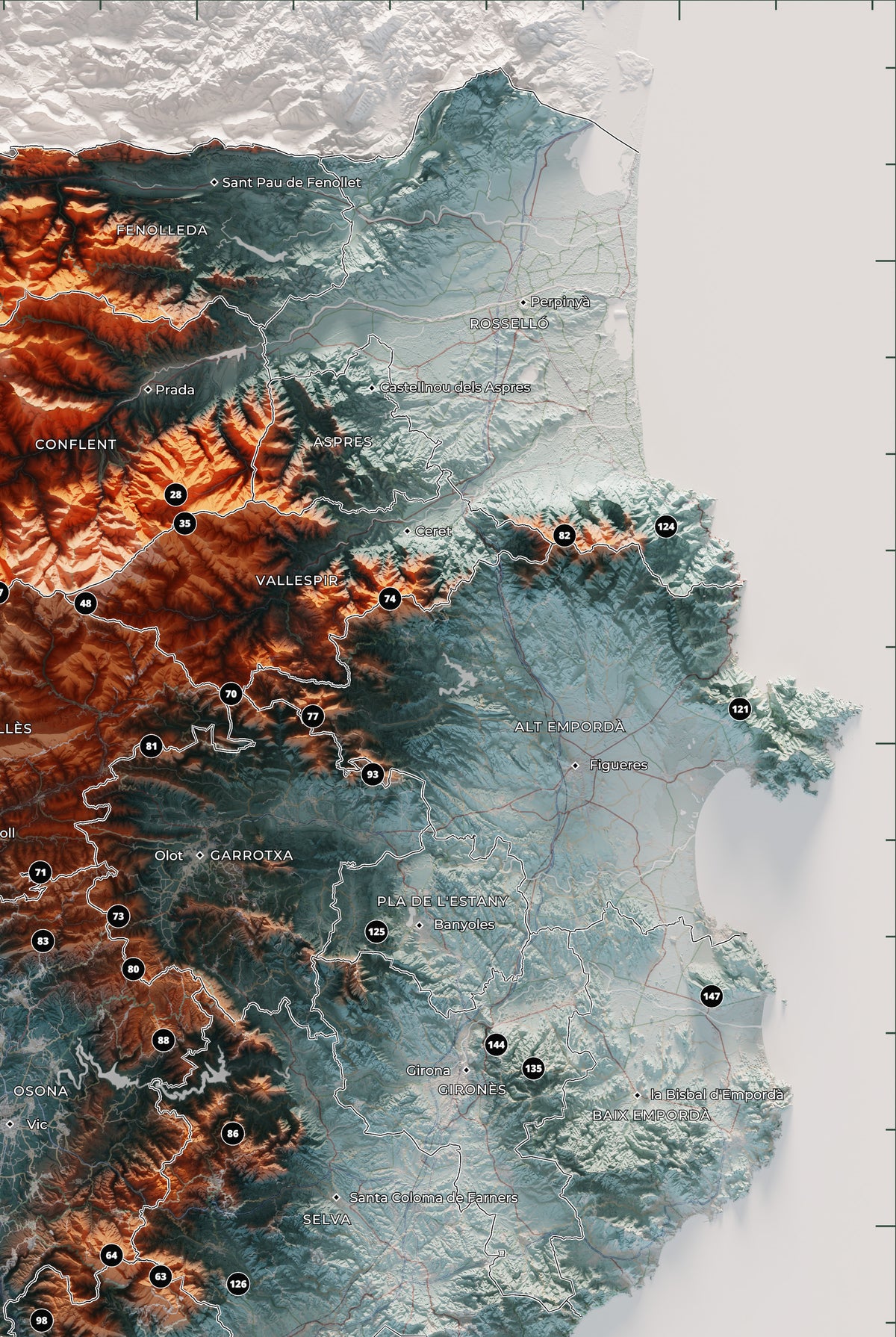 Mapa de las 150 cimas esenciales, contrastado, 61 × 91 cm. Detalle del Pirineo oriental y las comarcas de Girona.