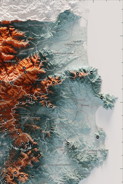 Mapa de las 150 cimas esenciales, contrastado, 61 × 91 cm. Detalle del Pirineo oriental y las comarcas de Girona.