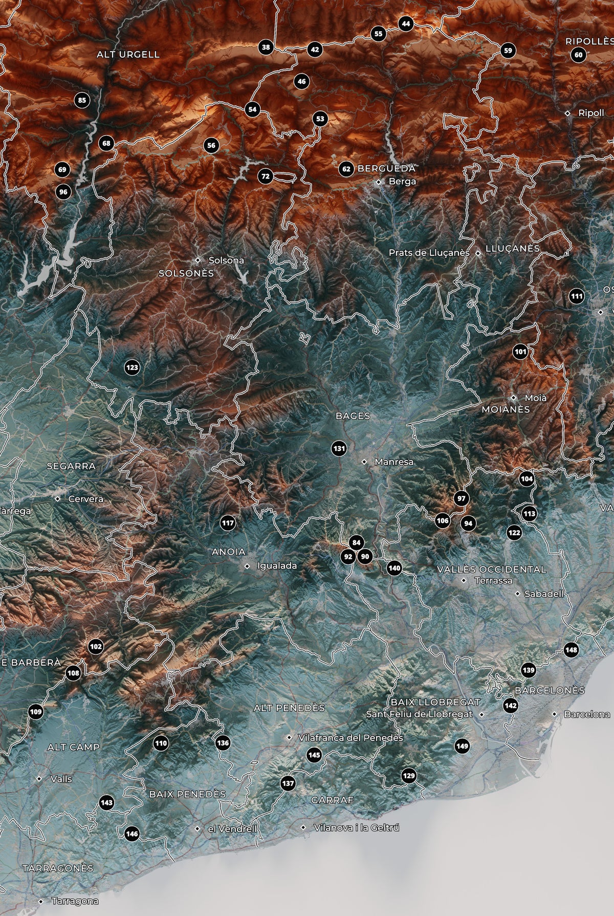Mapa de las 150 cimas esenciales, contrastado, 61 × 91 cm. Detalle de las sierras, las cimas numeradas y las comarcas del centro del mapa.