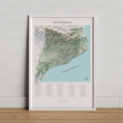 Mapa de las 150 cimas esenciales, estilo cartográfico, 61 × 91 cm. Lámina en un marco claro apoyado sobre madera. Marco no incluido.