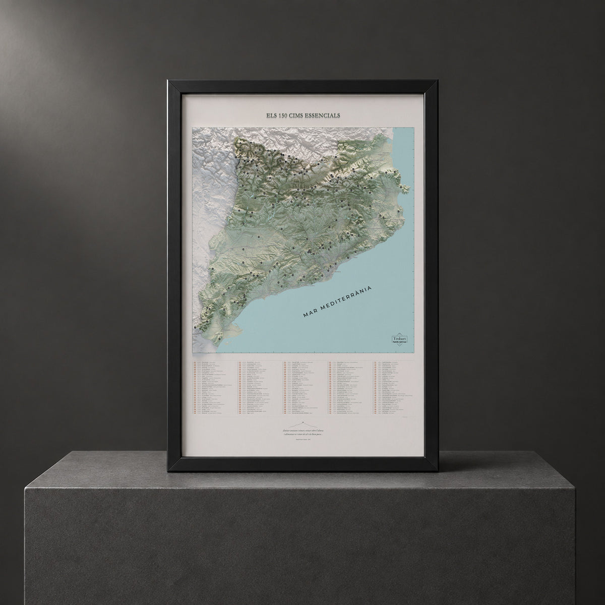 Mapa de las 150 cimas esenciales, estilo cartográfico, 61 × 91 cm. Lámina enmarcada en negro sobre un pedestal. Marco no incluido.