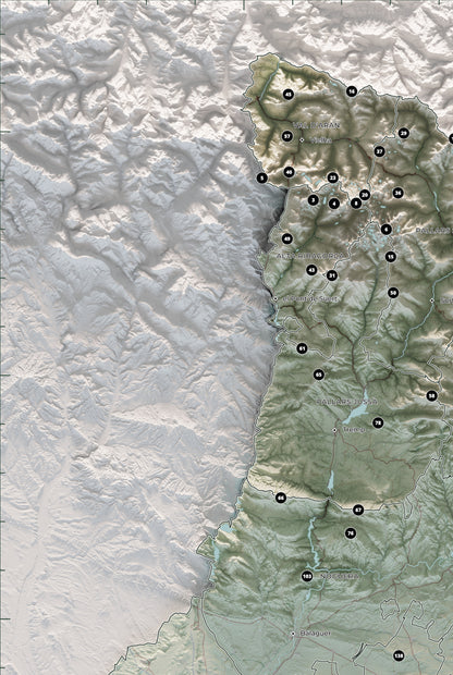 Mapa de las 150 cimas esenciales, estilo cartográfico, 61 × 91 cm. Detalle del Pirineo occidental y Andorra.