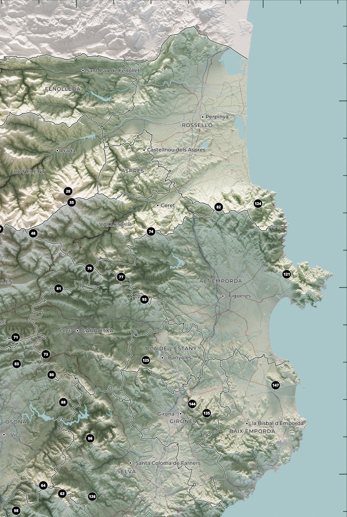 Mapa de las 150 cimas esenciales, estilo cartográfico, 61 × 91 cm. Detalle del Pirineo oriental y las comarcas de Girona.