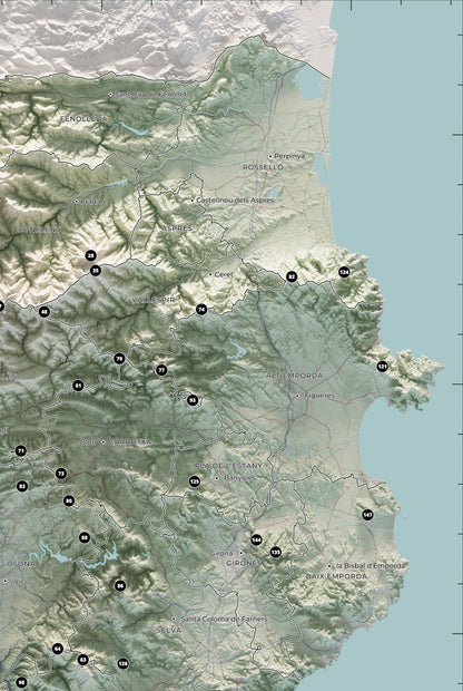 Mapa de las 150 cimas esenciales, estilo cartográfico, 61 × 91 cm. Detalle del Pirineo oriental y las comarcas de Girona.
