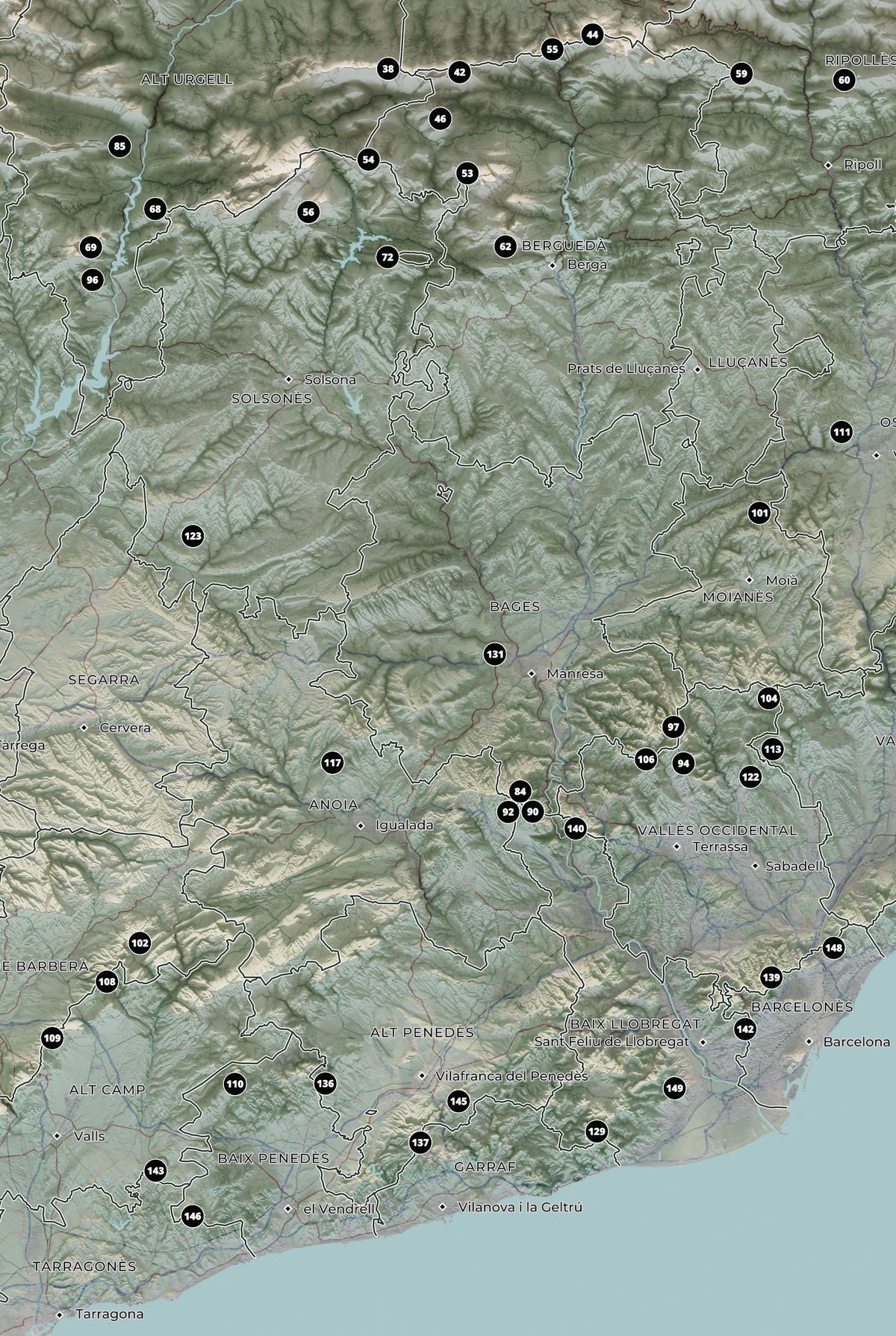 Mapa de las 150 cimas esenciales, estilo cartográfico, 61 × 91 cm. Detalle de las sierras, las cimas numeradas y las comarcas del centro del mapa.