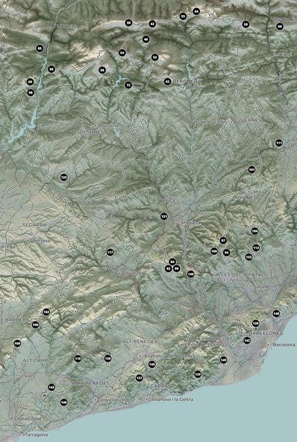 Mapa de las 150 cimas esenciales, estilo cartográfico, 61 × 91 cm. Detalle de las sierras, las cimas numeradas y las comarcas del centro del mapa.