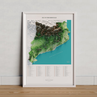 Mapa de las 150 cimas esenciales, colores clásicos, 61 × 91 cm. Lámina en un marco claro apoyado sobre madera. Marco no incluido.