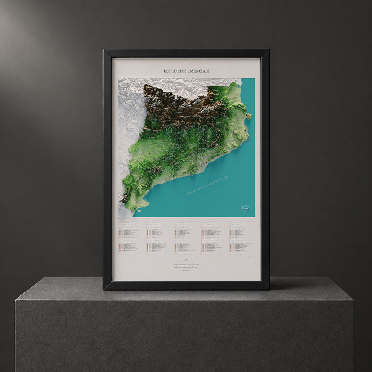 Mapa de las 150 cimas esenciales, colores clásicos, 61 × 91 cm. Lámina enmarcada en negro sobre un pedestal. Marco no incluido.