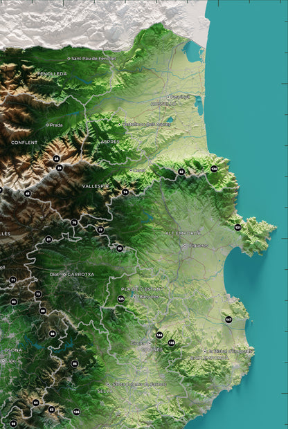 Mapa de las 150 cimas esenciales, colores clásicos, 61 × 91 cm. Detalle del Pirineo oriental y las comarcas de Girona.