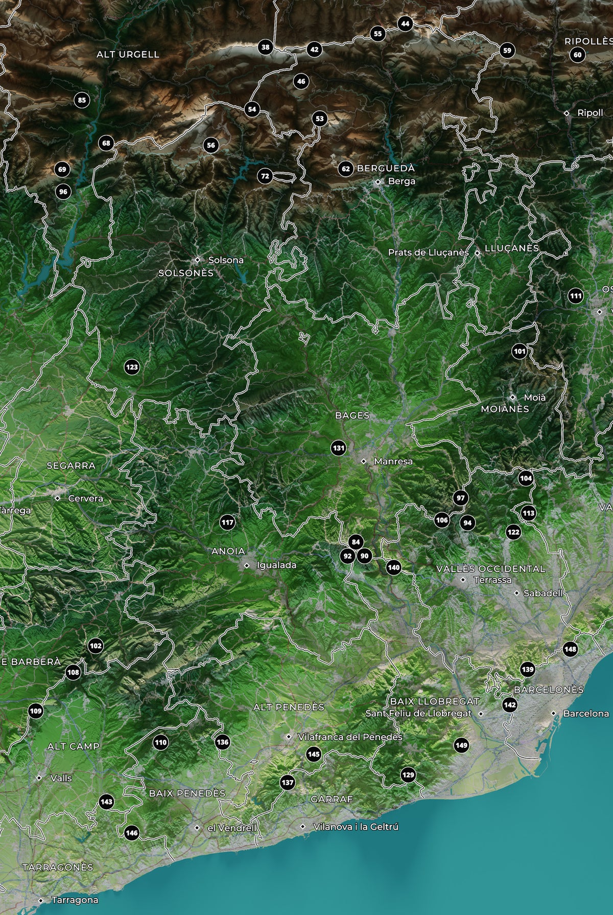 Mapa de las 150 cimas esenciales, colores clásicos, 61 × 91 cm. Detalle de las sierras, las cimas numeradas y las comarcas del centro del mapa.