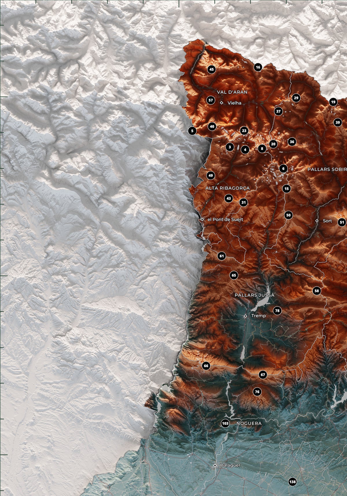 Detall del Pirineu occidental i Andorra al mapa dels 150 cims essencials, blau i taronja, amb cims numerats.