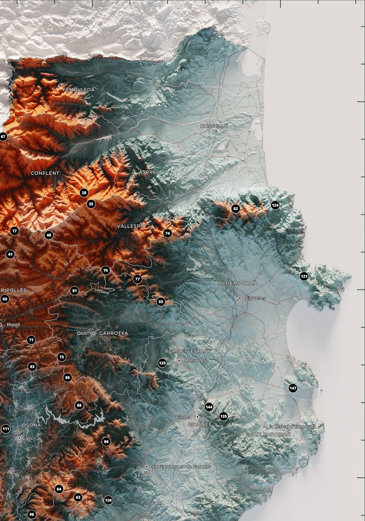 Detall del Pirineu oriental i les comarques gironines al mapa dels 150 cims essencials, blau i taronja.