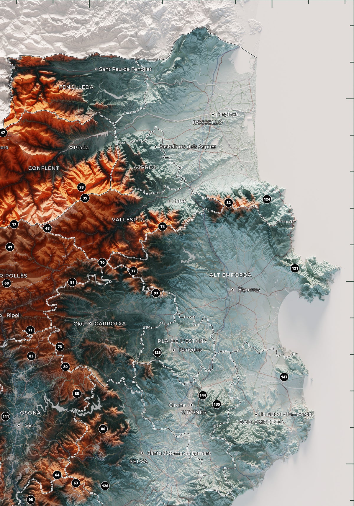 Detalle del Pirineo oriental y las comarcas de Girona en el mapa de las 150 cimas esenciales, azul y naranja.