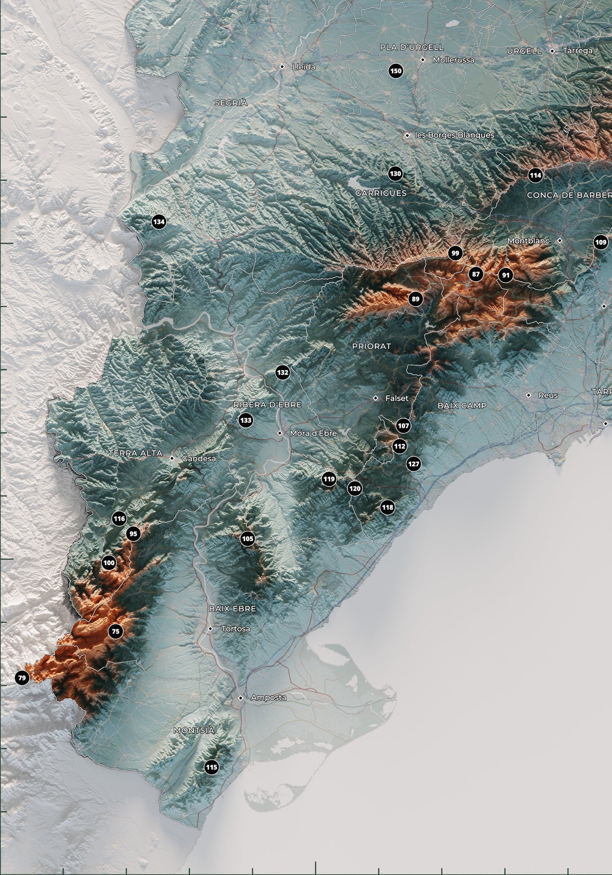 Detall del sud de Catalunya, els Ports i el delta de l’Ebre al mapa dels 150 cims essencials, blau i taronja.
