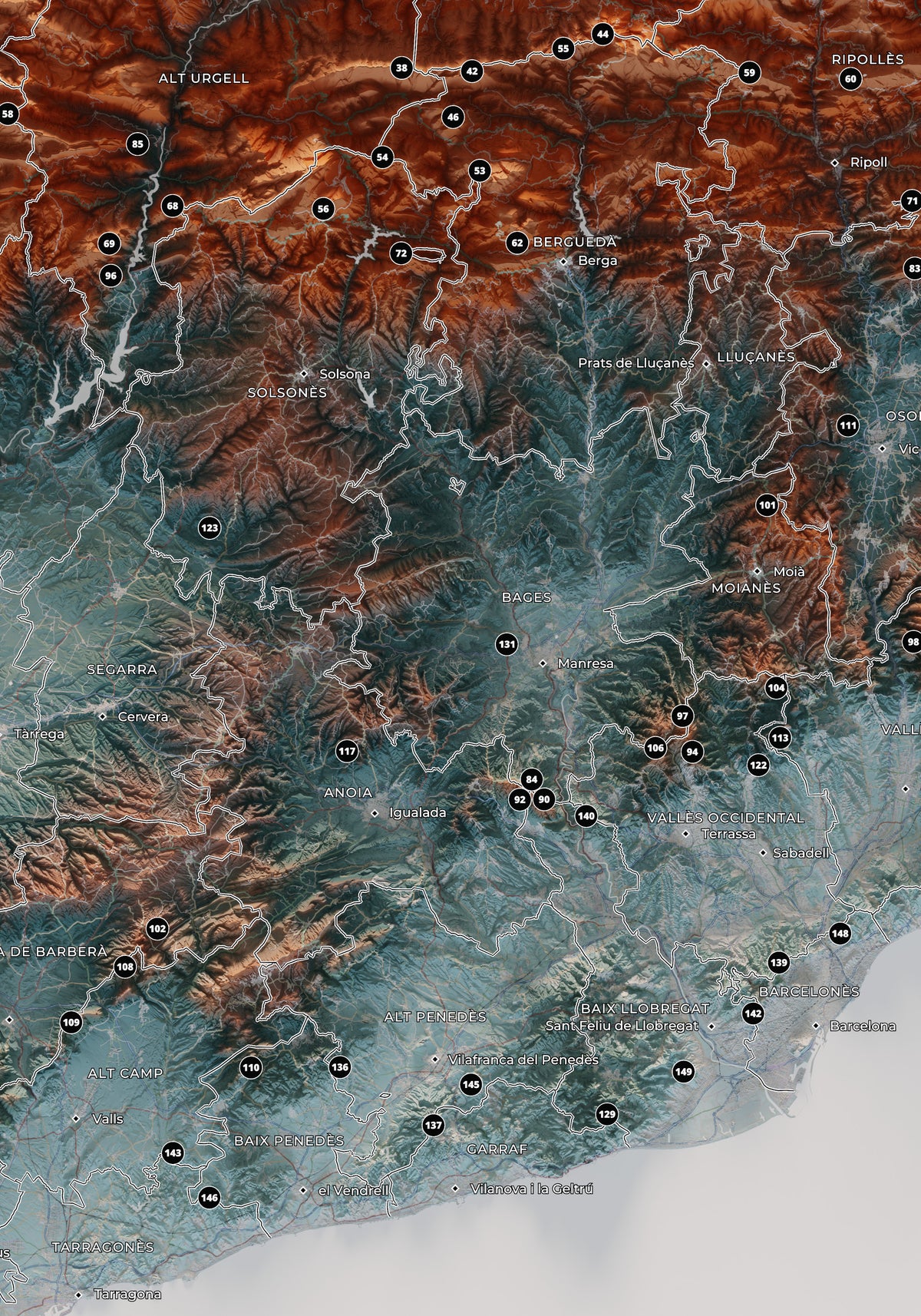 Detalle de las sierras y referencias comarcales del centro del mapa de las 150 cimas esenciales, azul y naranja.