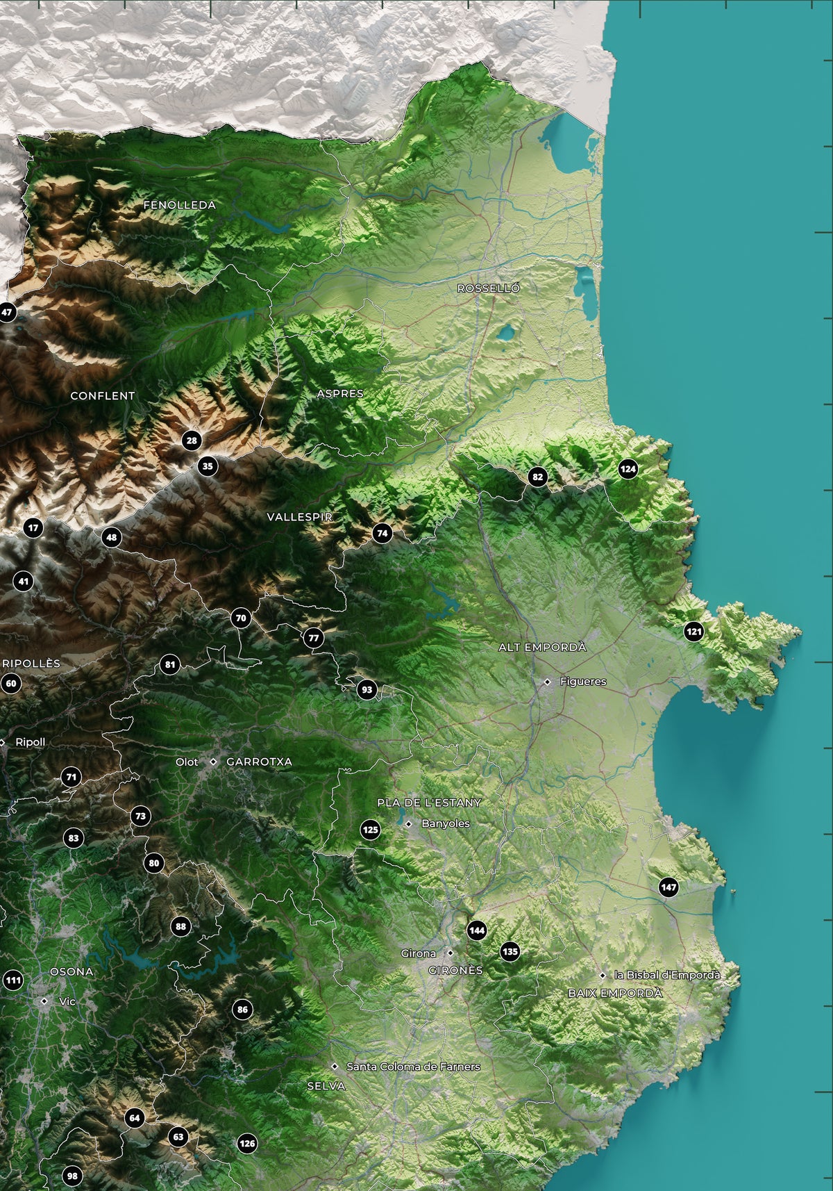 Detall del Pirineu oriental i les comarques gironines al mapa dels 150 cims essencials, colors clàssics.