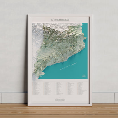 Lámina de las 150 cimas esenciales, estilo cartográfico, en un marco claro apoyado sobre madera. Marco no incluido.