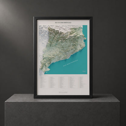 Mapa de las 150 cimas esenciales, estilo cartográfico, presentado en un marco negro sobre un pedestal. Marco no incluido.