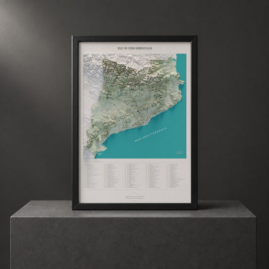 Mapa de las 150 cimas esenciales, estilo cartográfico, presentado en un marco negro sobre un pedestal. Marco no incluido.