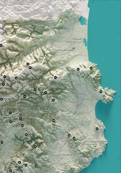 Detalle del Pirineo oriental y las comarcas de Girona en el mapa de las 150 cimas esenciales, estilo cartográfico.