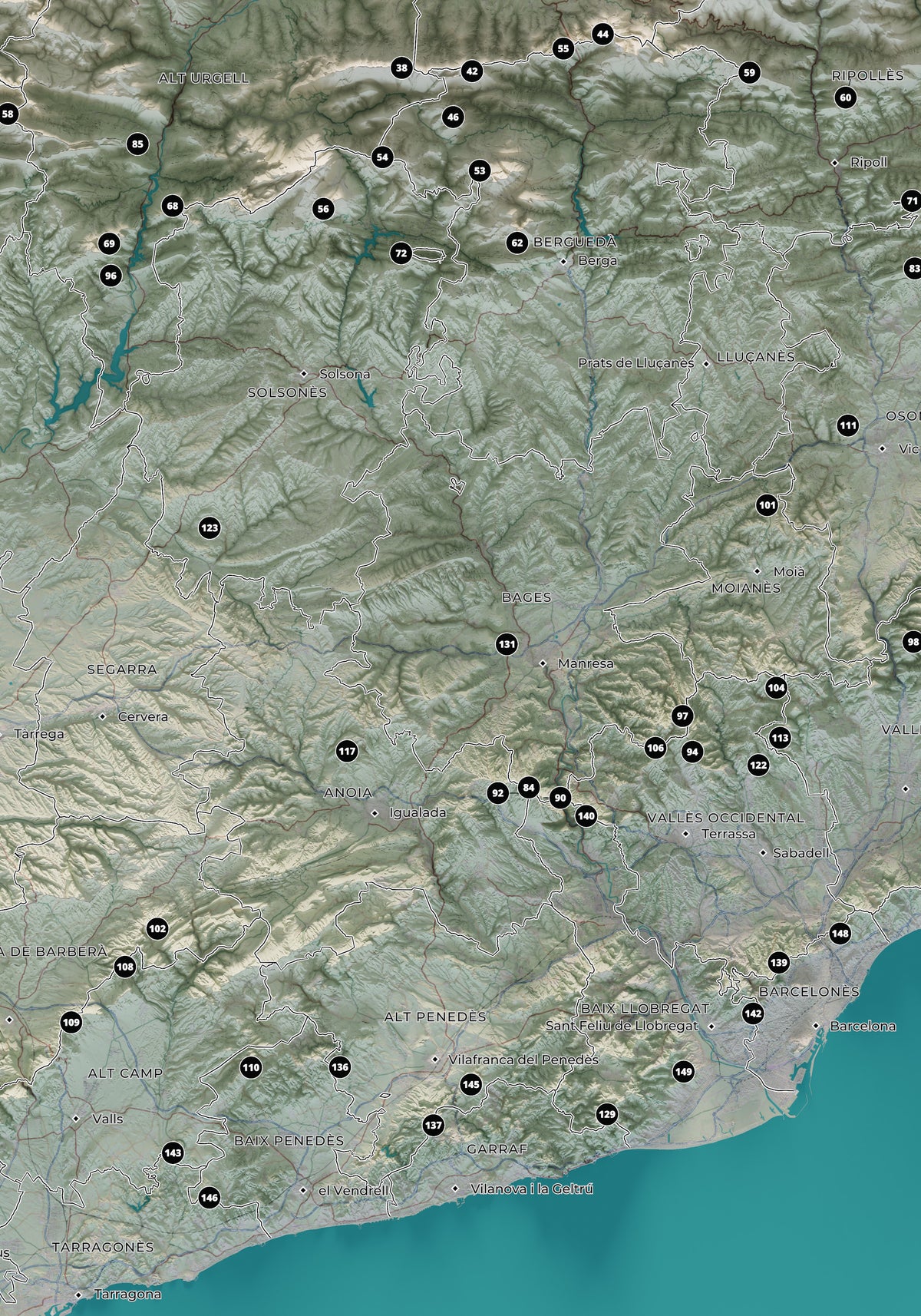 Detalle de las sierras y referencias comarcales del centro del mapa de las 150 cimas esenciales, estilo cartográfico.