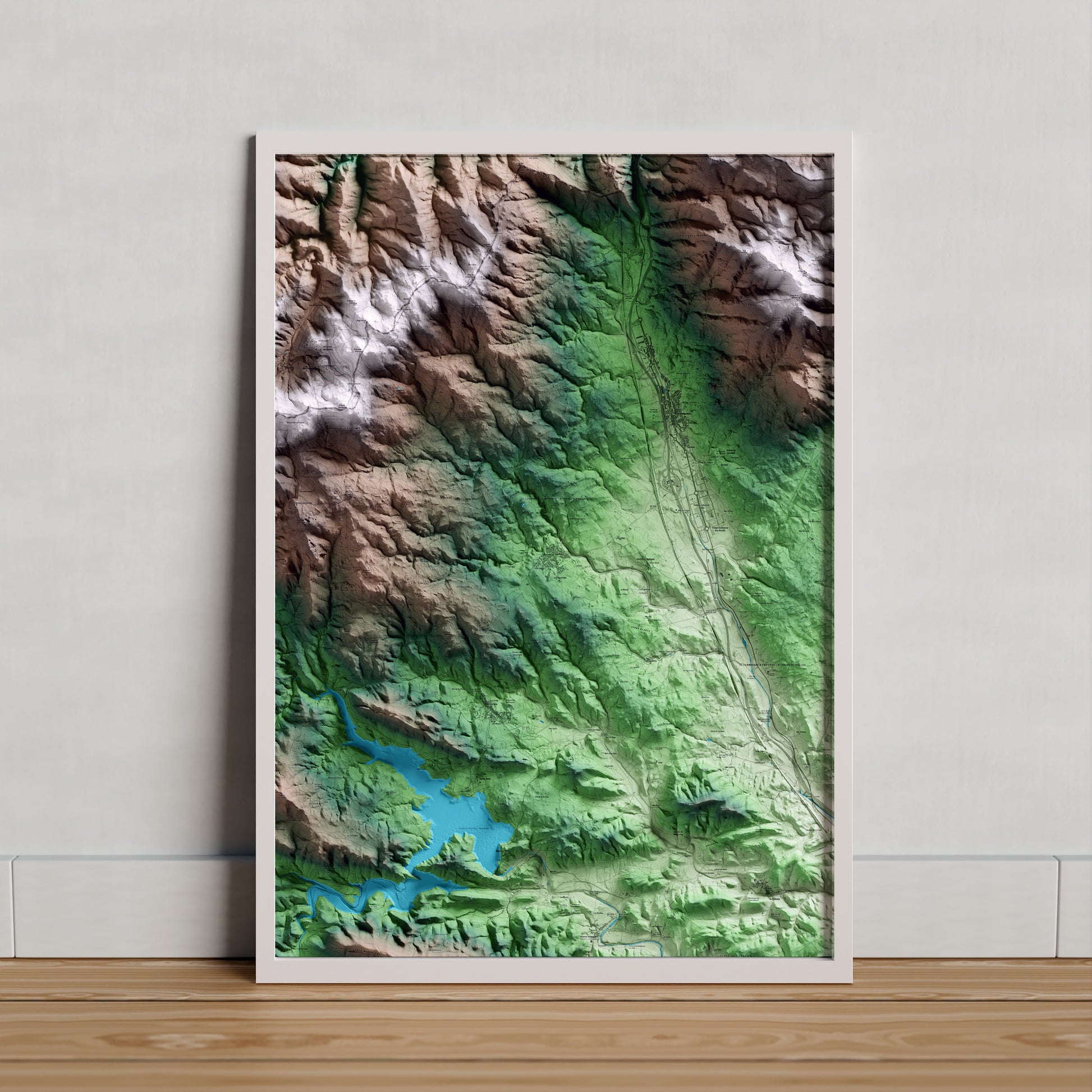 Mapa artístico del relieve de Agullana, al Alt Empordà, con 15 km de entorno y base topográfica ICGC. Presentación enmarcada.