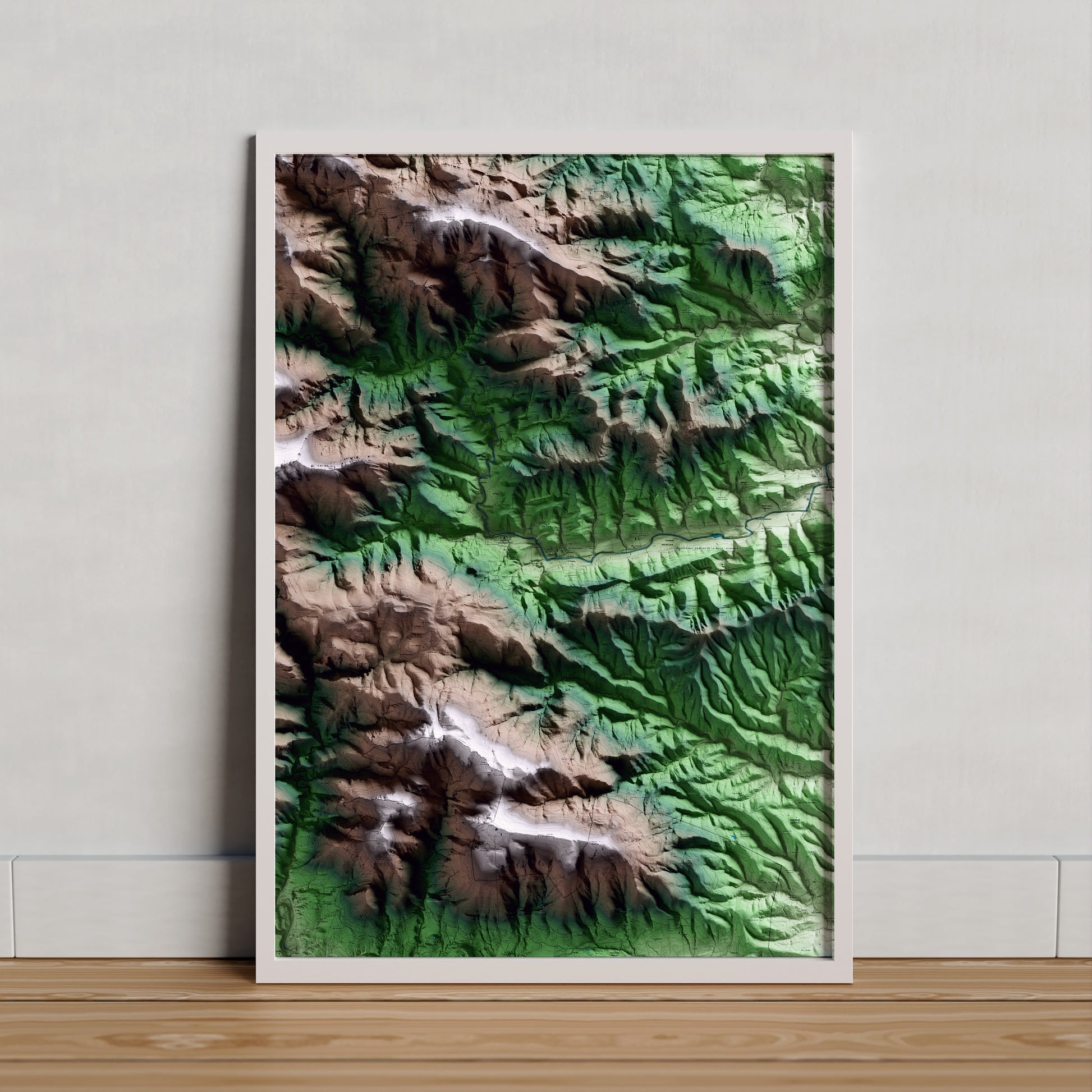 Mapa artístico del relieve de Albanyà, al Alt Empordà, con 15 km de entorno y base topográfica ICGC. Presentación enmarcada.