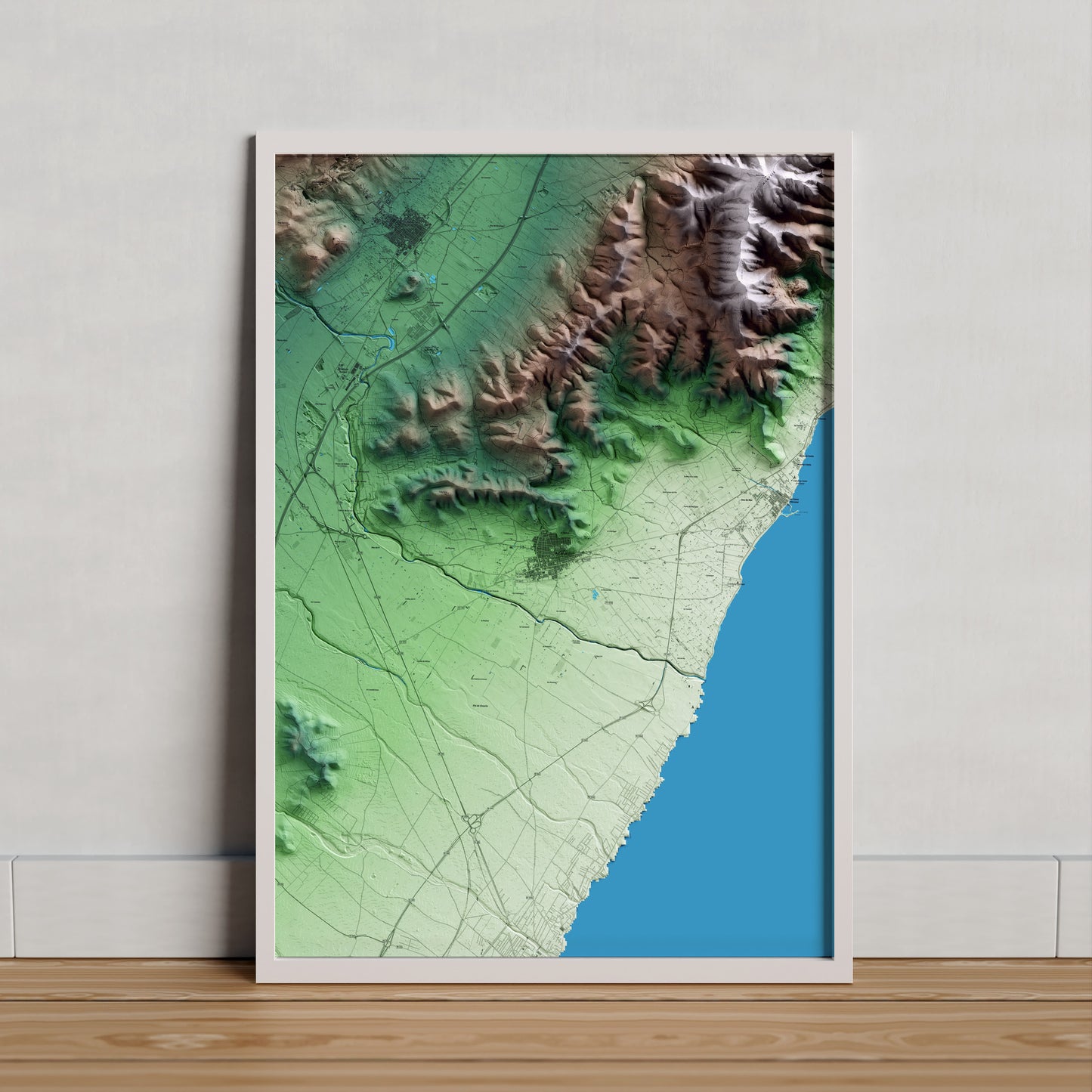 Mapa artístico del relieve de Alcanar, al Montsià, con 15 km de entorno y base topográfica ICGC. Presentación enmarcada.