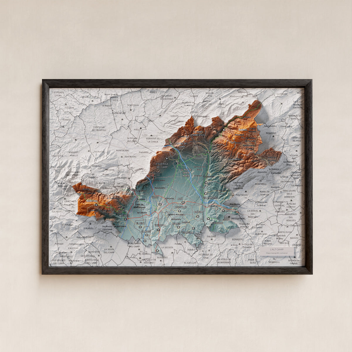 Mapa de relleu de l’Alt Camp, amb el territori en color i l’entorn en blanc. Presentació amb marc. 21 × 30 cm. Estil Blau i taronja.