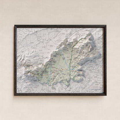 Mapa de relleu de l’Alt Camp, amb el territori en color i l’entorn en blanc. Presentació amb marc. 30 × 40 cm. Estil Cartogràfic.