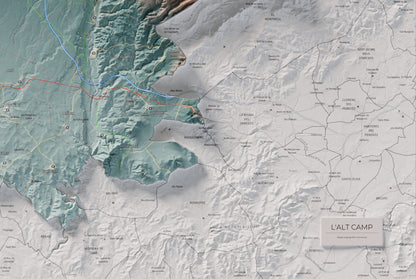 Mapa de relleu de l’Alt Camp, amb el territori en color i l’entorn en blanc. Detall de la part inferior dreta. 61 × 91 cm. Estil Blau i taronja.