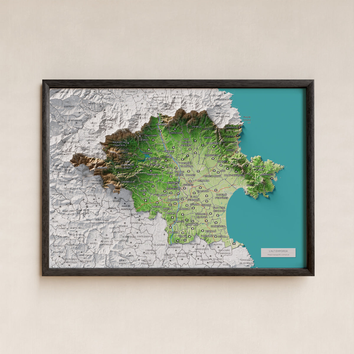 Mapa de relleu de l’Alt Empordà, amb el territori en color i l’entorn en blanc. Presentació amb marc. 21 × 30 cm. Estil Clàssic.