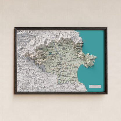 Mapa de relleu de l’Alt Empordà, amb el territori en color i l’entorn en blanc. Presentació amb marc. 21 × 30 cm. Estil Cartogràfic.