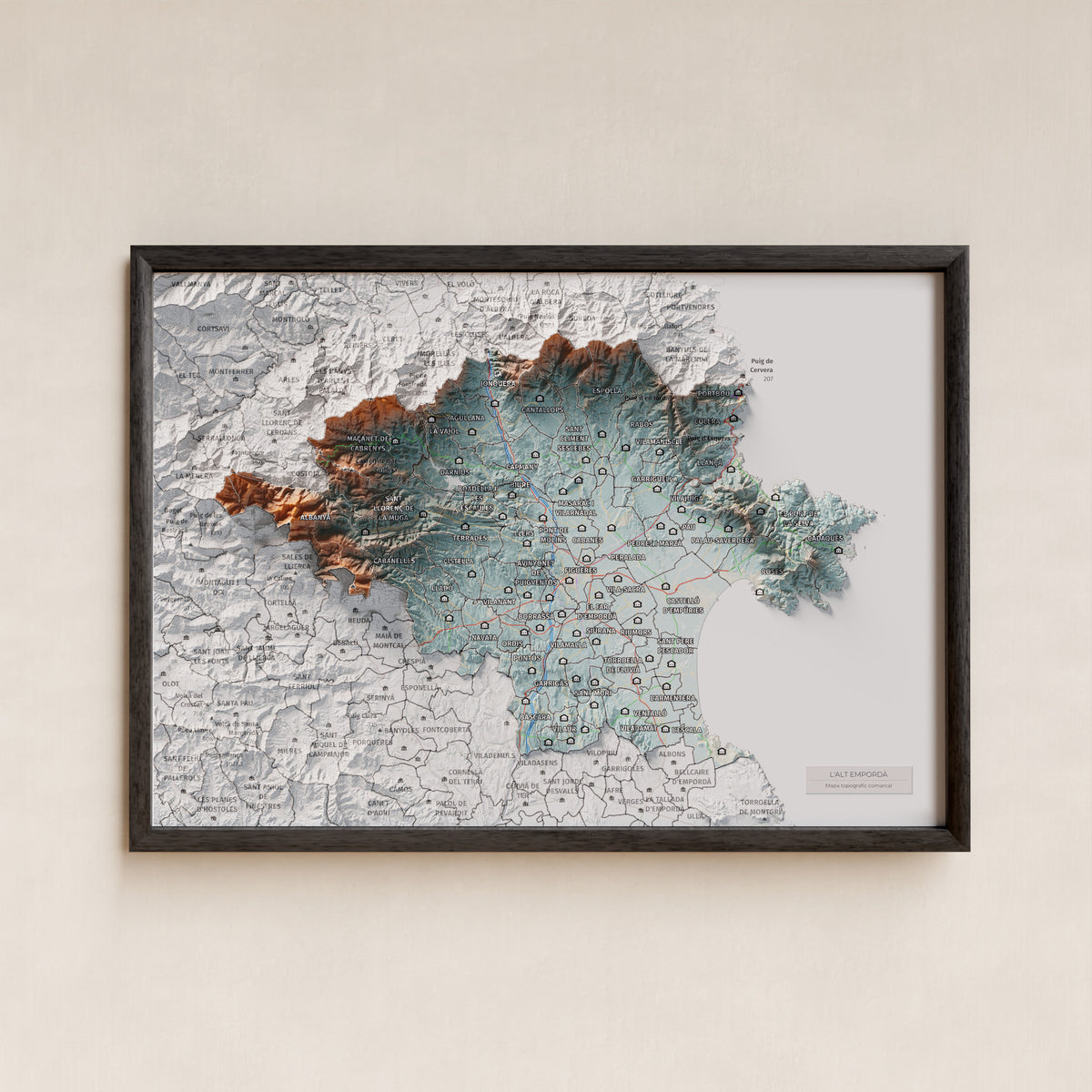 Mapa de relleu de l’Alt Empordà, amb el territori en color i l’entorn en blanc. Presentació amb marc. 21 × 30 cm. Estil Blau i taronja.