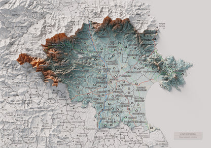 Mapa de relleu de l’Alt Empordà, amb el territori en color i l’entorn en blanc. Vista completa de la làmina. 21 × 30 cm. Estil Blau i taronja.