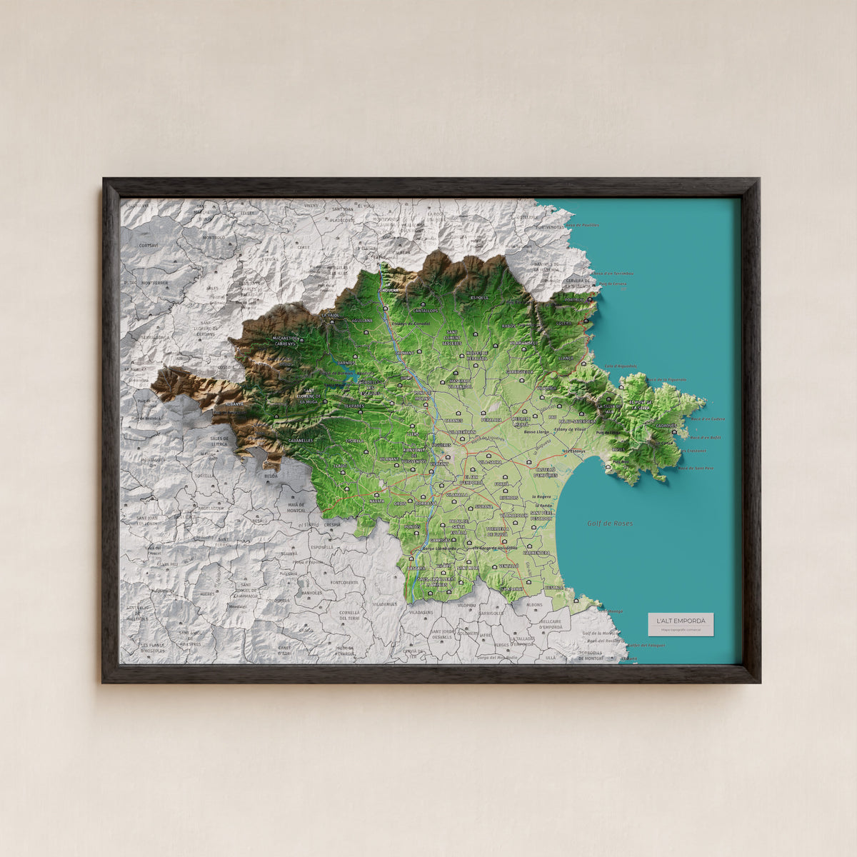 Mapa de relleu de l’Alt Empordà, amb el territori en color i l’entorn en blanc. Presentació amb marc. 30 × 40 cm. Estil Clàssic.