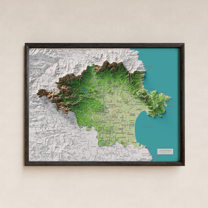 Mapa de relleu de l’Alt Empordà, amb el territori en color i l’entorn en blanc. Presentació amb marc. 30 × 40 cm. Estil Clàssic.