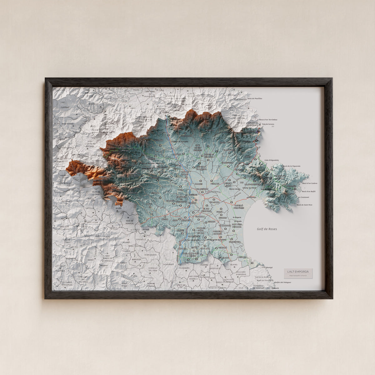 Mapa de relleu de l’Alt Empordà, amb el territori en color i l’entorn en blanc. Presentació amb marc. 30 × 40 cm. Estil Blau i taronja.