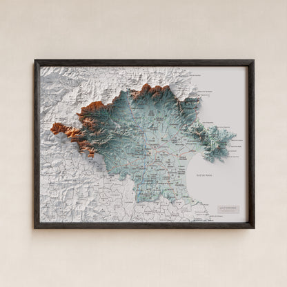 Mapa de relleu de l’Alt Empordà, amb el territori en color i l’entorn en blanc. Presentació amb marc. 30 × 40 cm. Estil Blau i taronja.