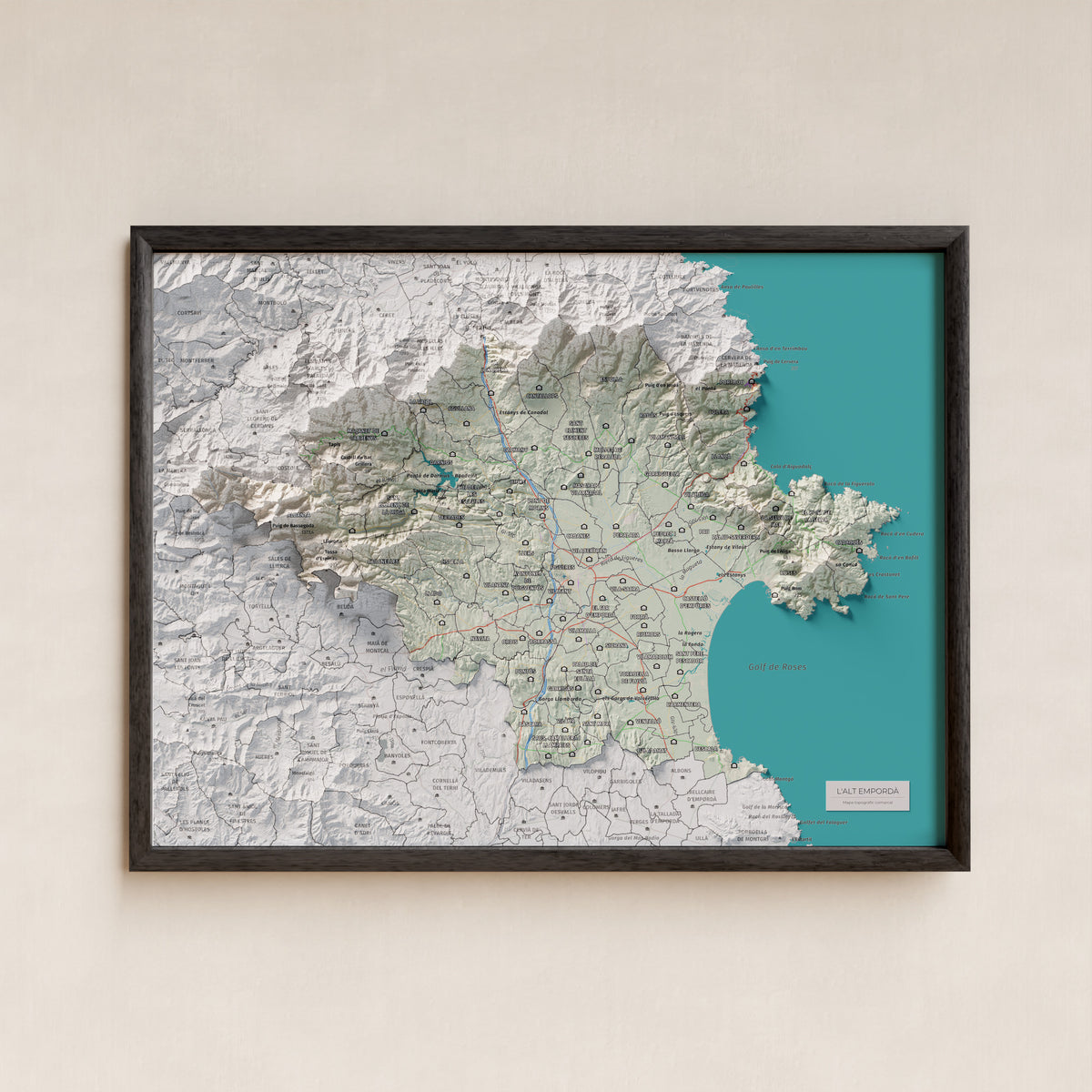 Mapa de relleu de l’Alt Empordà, amb el territori en color i l’entorn en blanc. Presentació amb marc. 30 × 40 cm. Estil Cartogràfic.