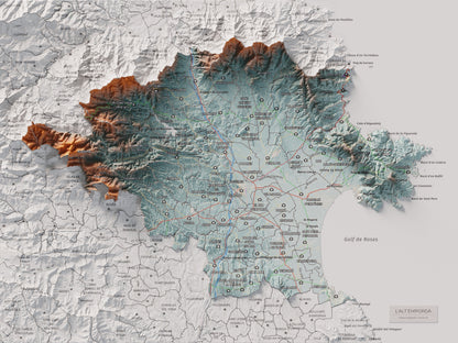 Mapa de relleu de l’Alt Empordà, amb el territori en color i l’entorn en blanc. Vista completa de la làmina. 30 × 40 cm. Estil Blau i taronja.
