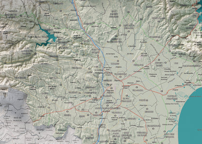 Mapa de relleu de l’Alt Empordà, amb el territori en color i l’entorn en blanc. Detall de la part central. 50 × 70 cm. Estil Cartogràfic.