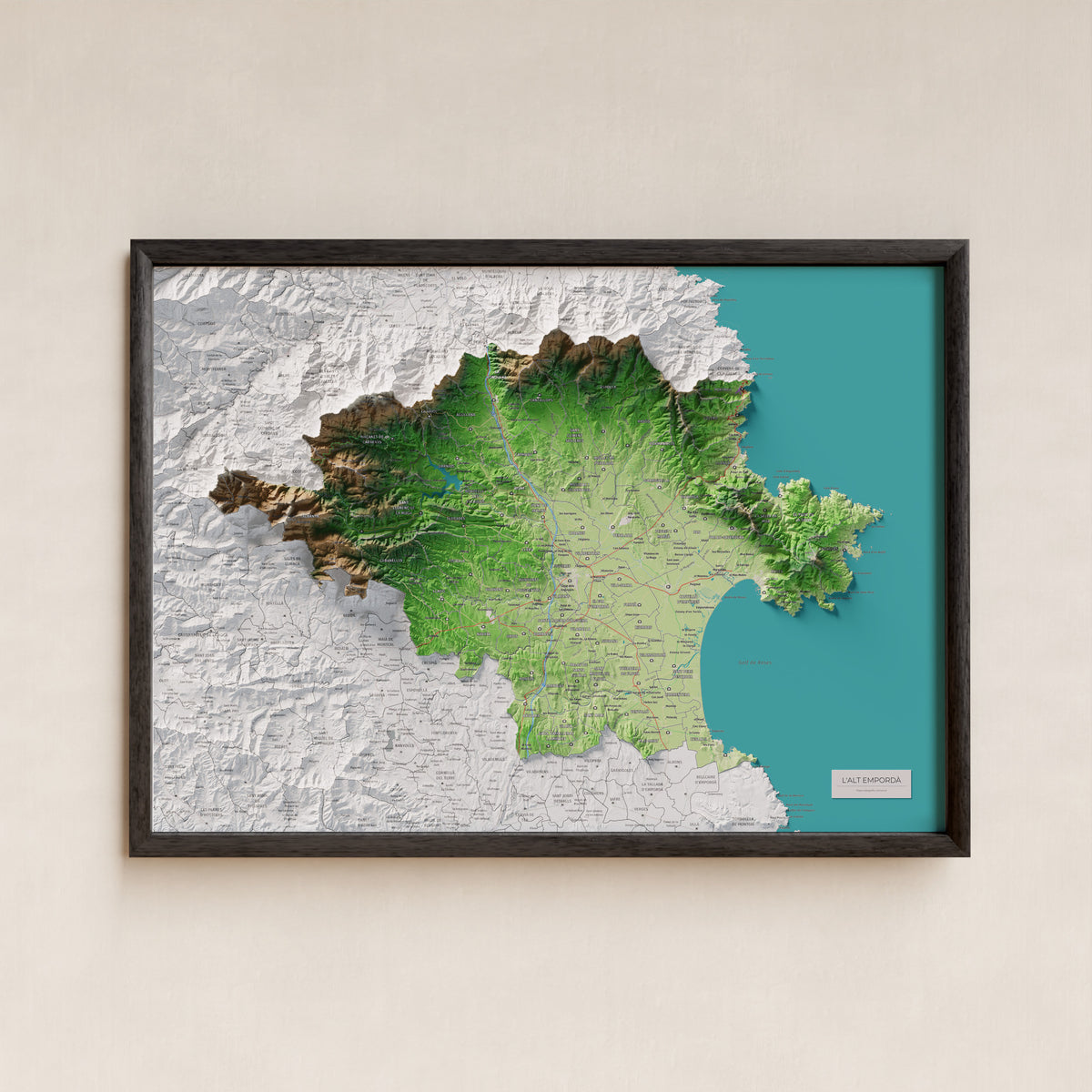 Mapa de relleu de l’Alt Empordà, amb el territori en color i l’entorn en blanc. Presentació amb marc. 50 × 70 cm. Estil Clàssic.